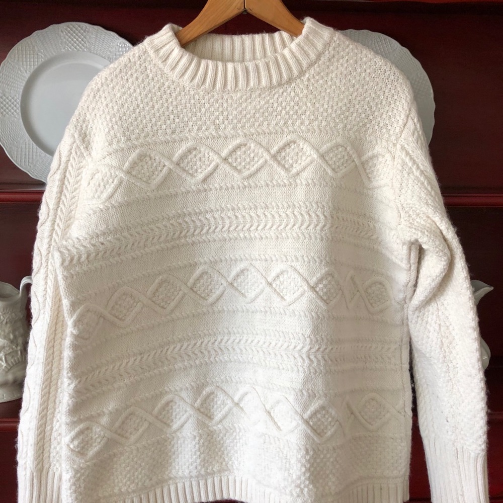 Vineyard Vines white sweater size medium